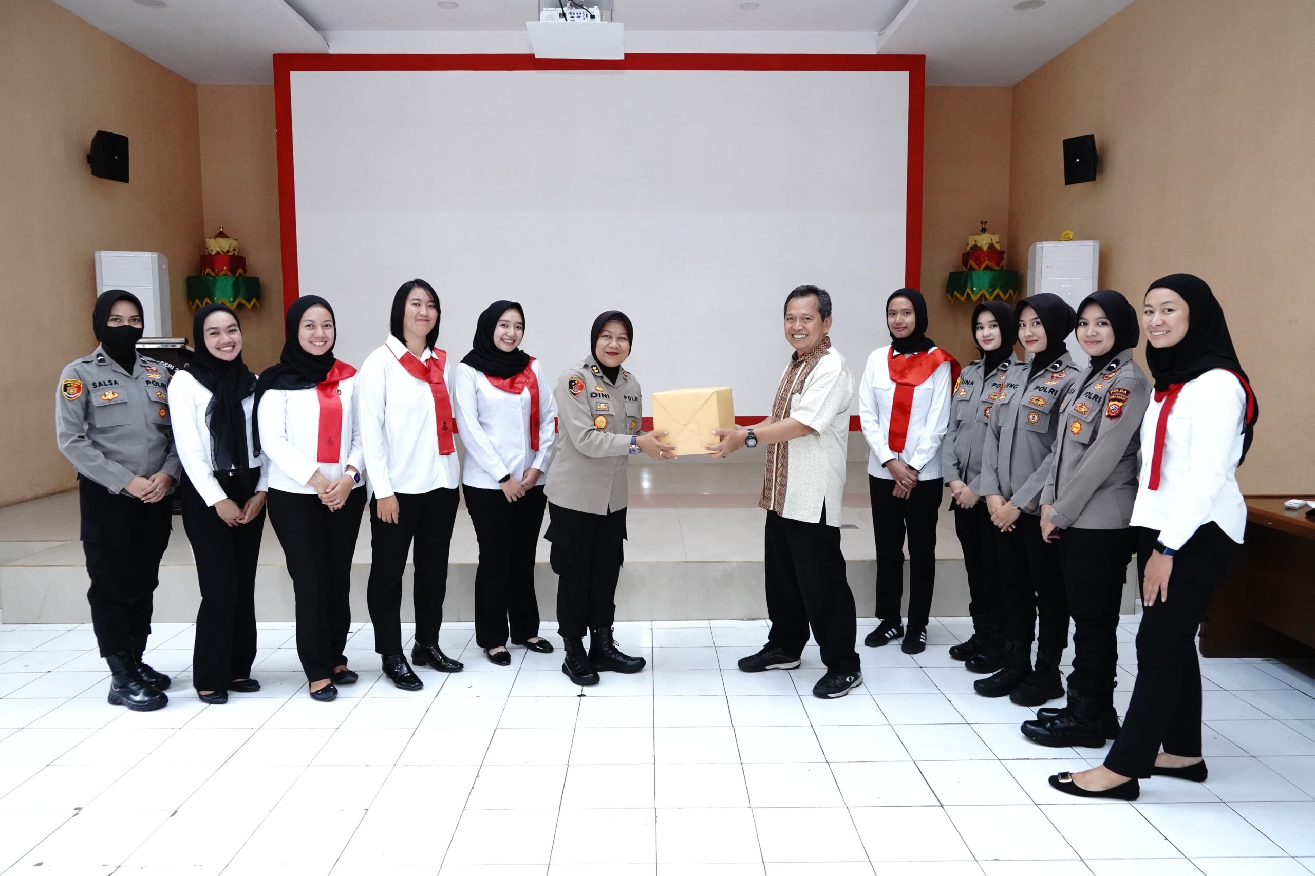 HUT Polwan ke- 76, Polwan Polda Jabar Laksanakan Giat Go To School di SMKN 2 Kota Bandung