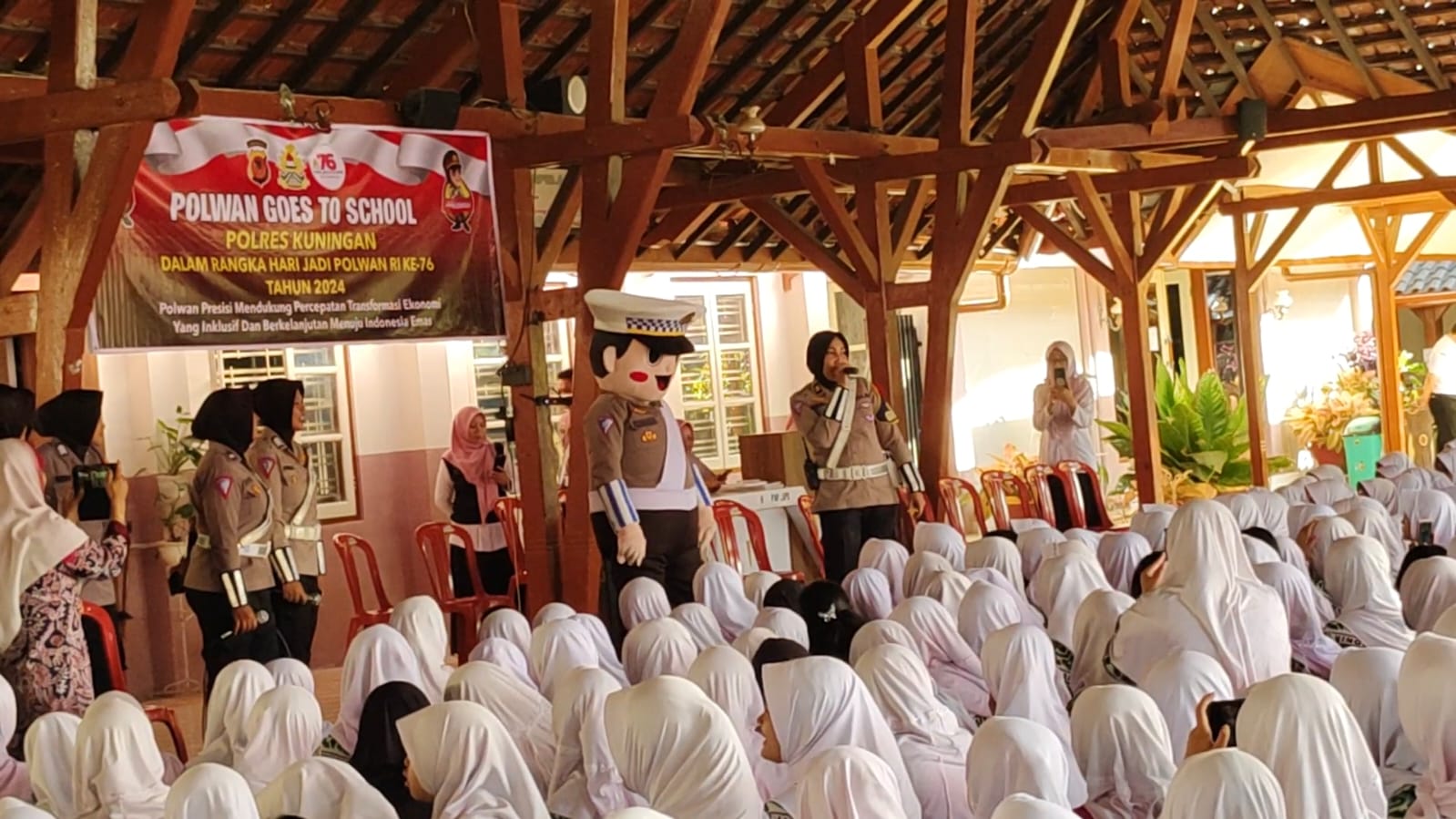 Personil Polwan Polres Kuningan Sambangi Sekolah yang ada di Kabupaten Kuningan Cegah Kenakalan Remaja & Anti Narkoba