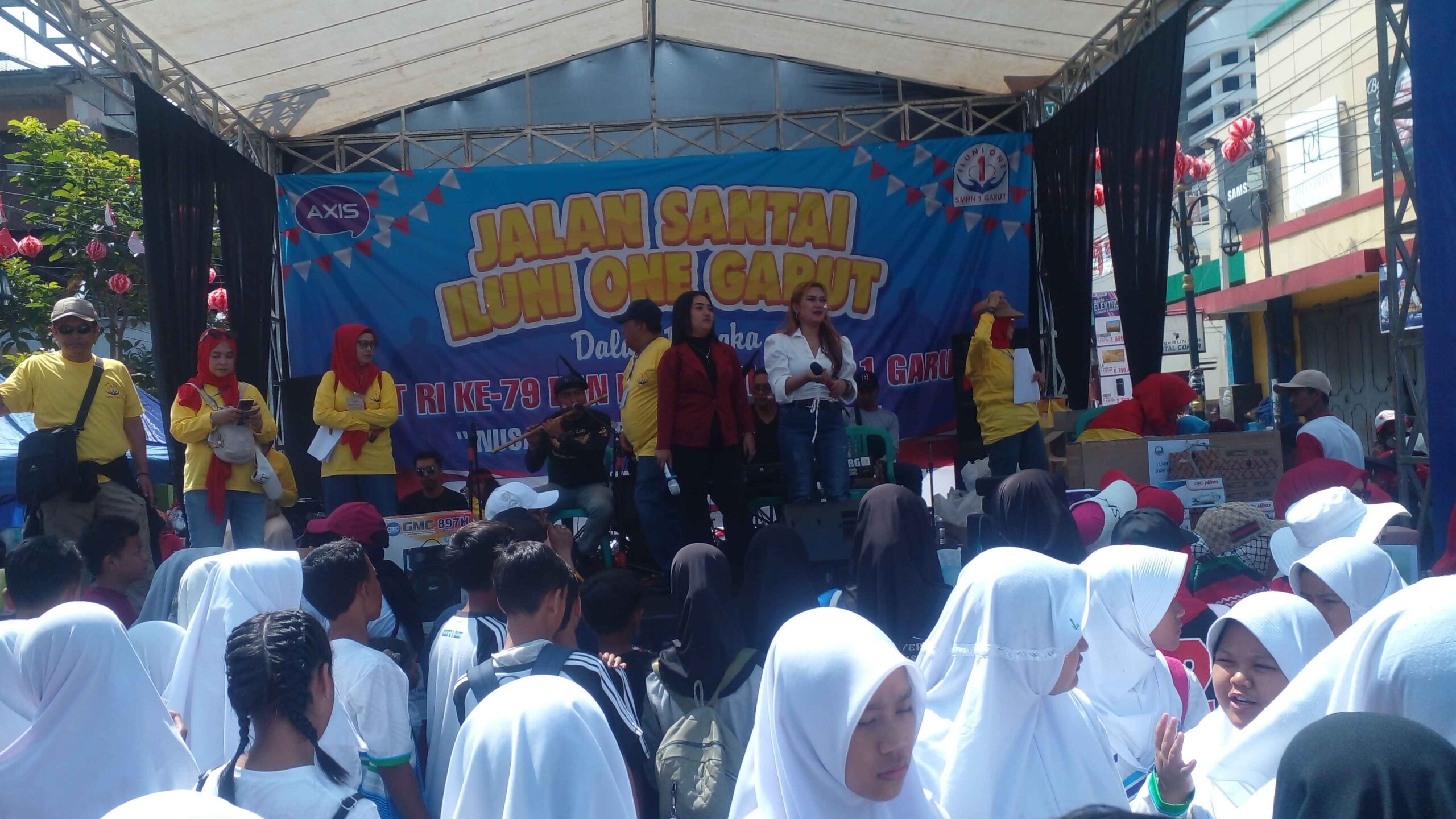 Dalam rangka memeriahkan HUT RI KE_79 Alumni SMPN 1 Garut Mengadakan  Acara Kegiatan Jalan Santai
