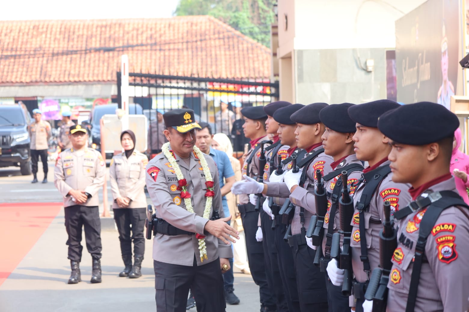 Penyerahan Pataka Polda Banten Warnai Upacara Welcome dan Farewell Parade Kapolda Banten
