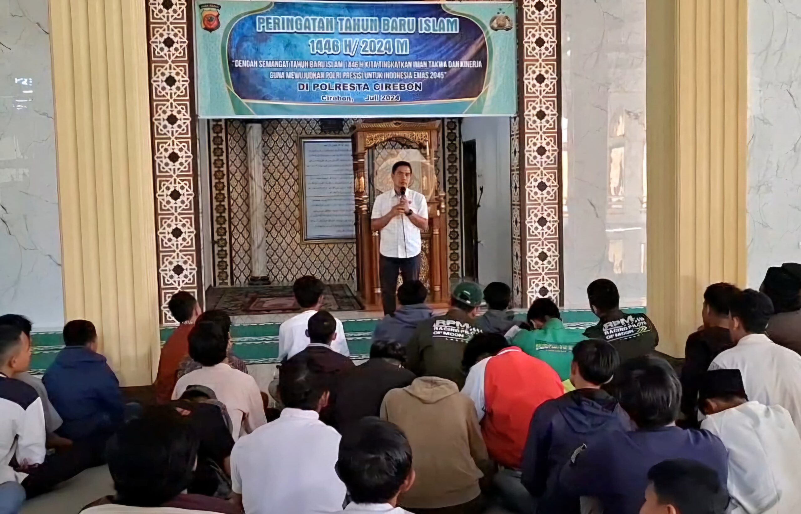 Polresta Cirebon Gelar Binrohtal dan Penyuluhan Kamtibmas Terhadap Anak-anak Yang Terlibat Geng Motor di Masjid Syarif Hidayatullah Aspol Kaliwadas