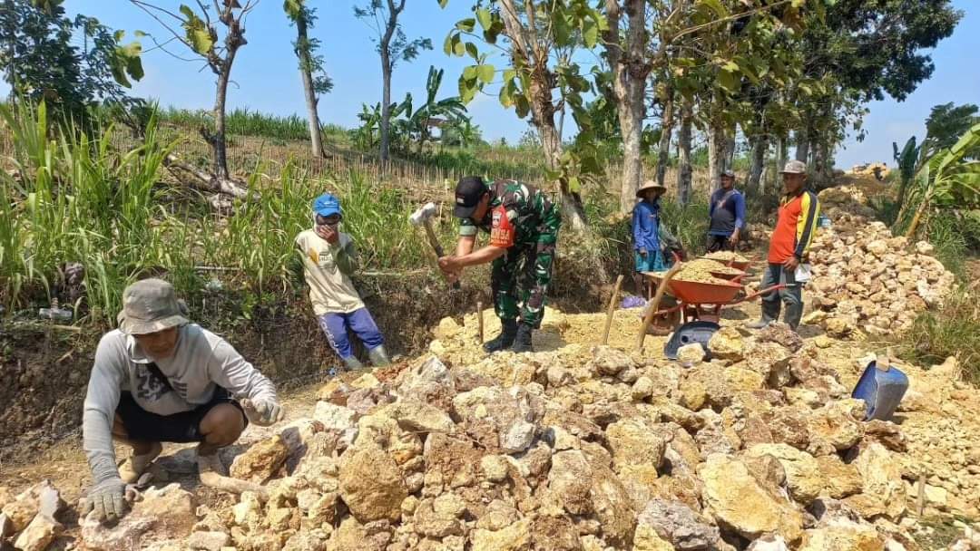 TNI bersama Warga Kerja Bakti Perbaiki Jalan Area Pertanian