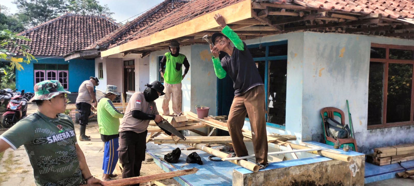 Kecerian Enam Warga Desa Kubang Mendapatkan Rehabilitasi Rumah pada Program TMMD 