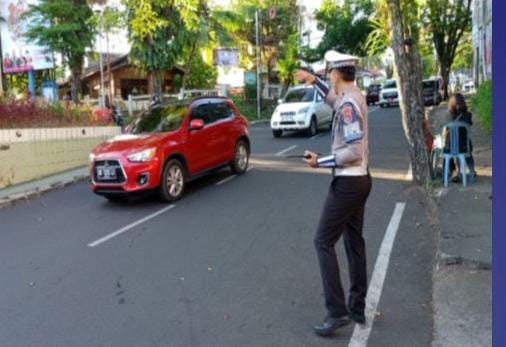 Personel Sat Lantas Polresta Manado Tingkatkan Pengaturan Arus Lalu Lintas di Jalan Raya 