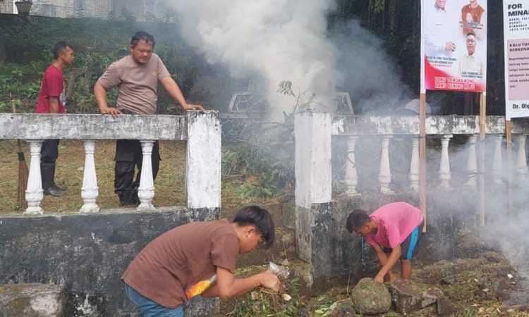 Kapolsek Pineleng pimpin langsung Kerja Bakti Sosial di Monumen Pahlawan Tuanku Imam Bonjol  