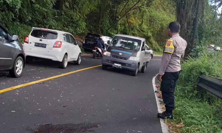 Personel Polsek Pineleng Gerak Cepat Amankan TKP Laka Lantas di Desa Pineleng Dua dan Lakukan Pengaturan Lalu Lintas 