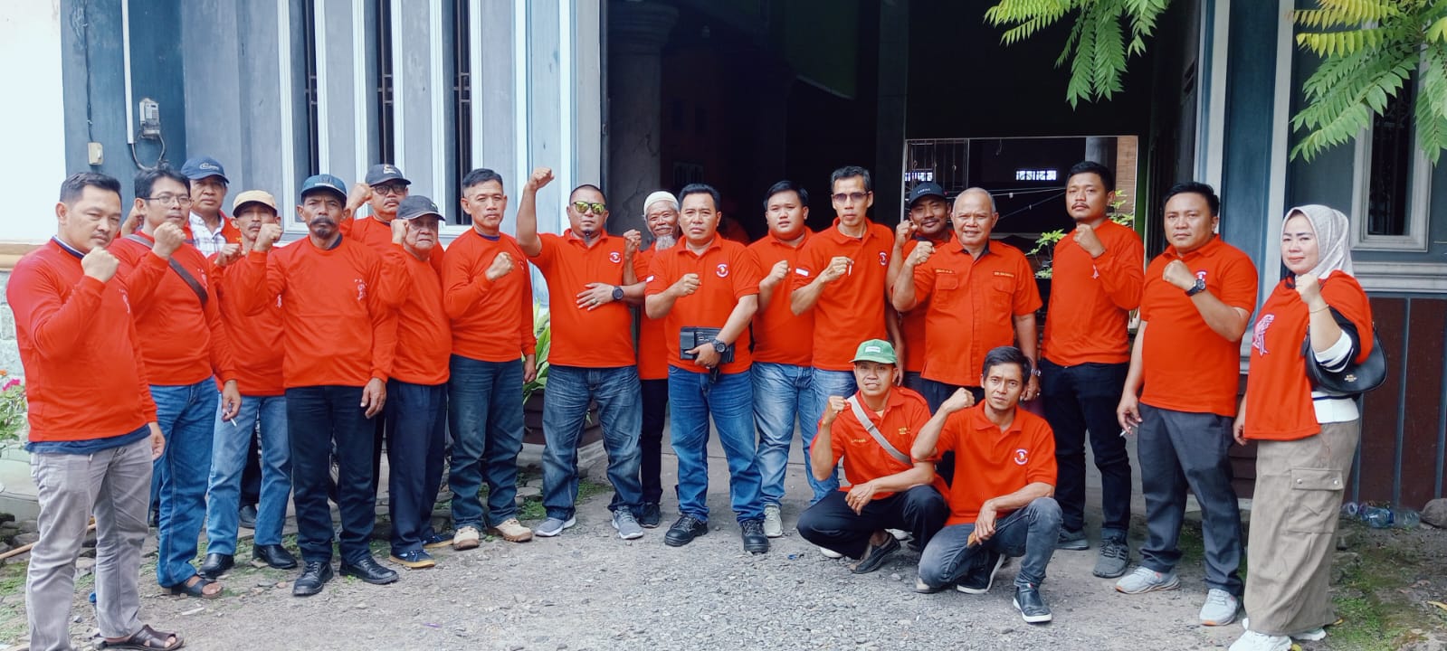 Jumali Ketua Ormas DPC PETIR Lamsel Serahkan SK ke Ketua PAC Palas
