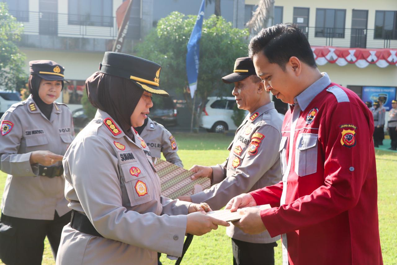 Kapolresta Cirebon Pimpin Apel Jam Pimpinan dan Berikan Penghargaan Kepada Personel Berprestasi 