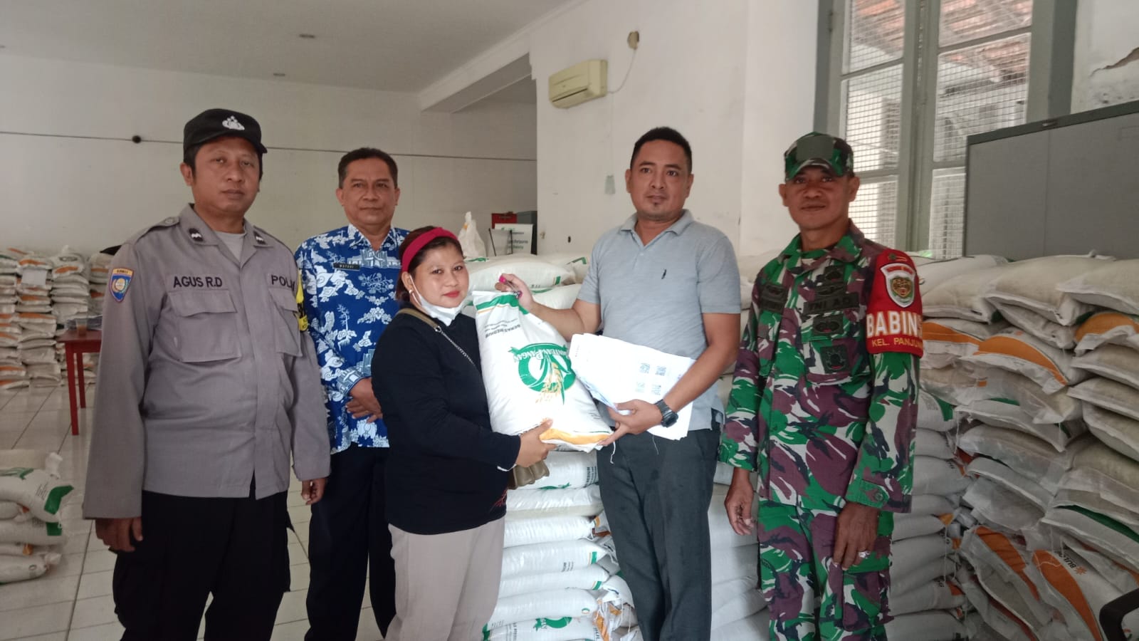 Pastikan Tertib dan Aman,  Babinsa Panjunan Dampingi Warga Dalam Menerima Bantuan Beras