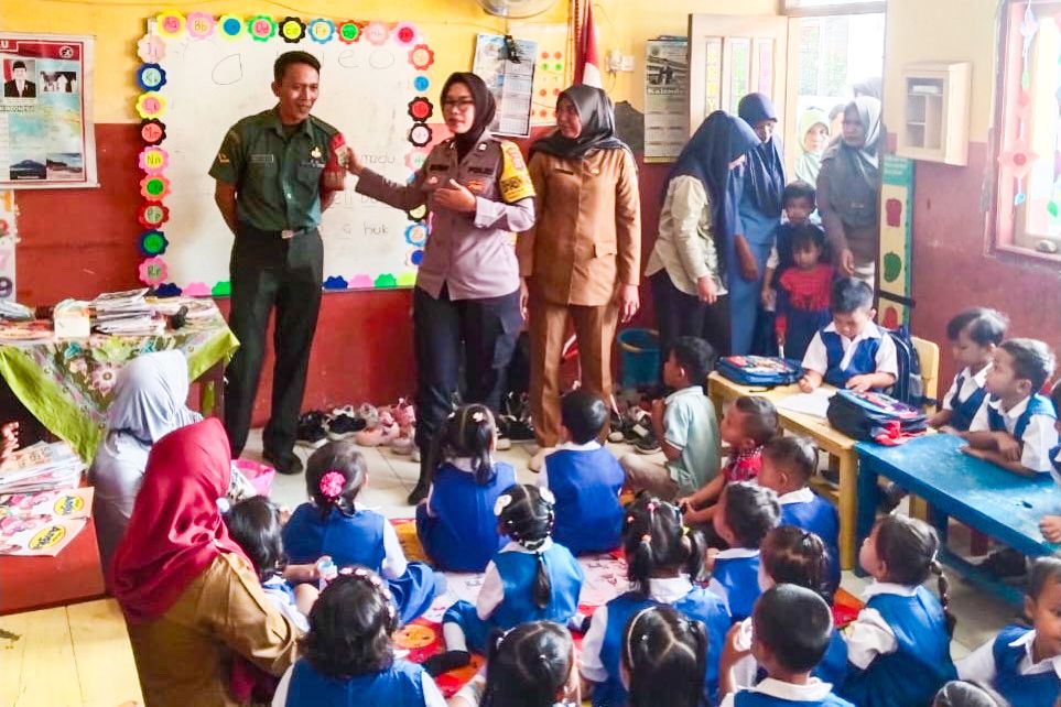 Bersinergi, Aiptu Nilawati Polsek Gandeng Serda Warta Koramil Klangenan Edukasi PSA