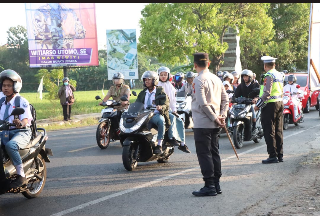 Kapolres Jepara Pimpin Pengaturan Lalu Lintas Pagi di Berbagai Titik Penyeberangan