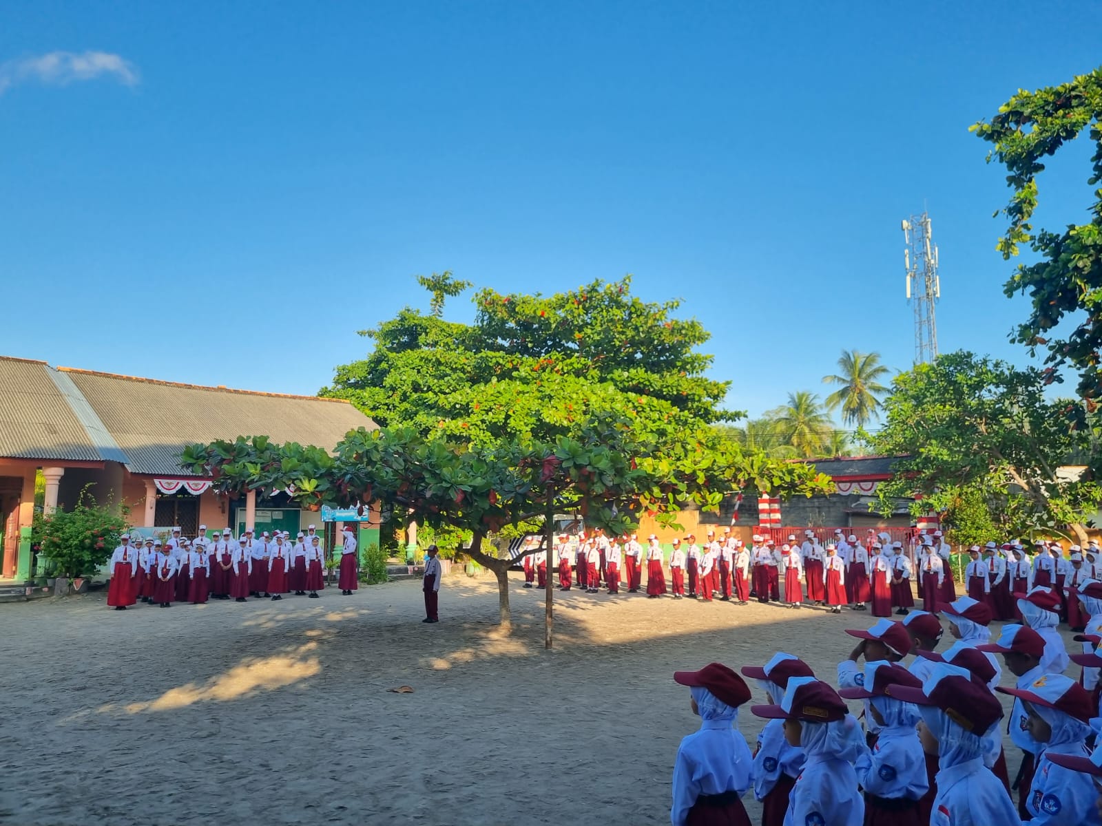Memberikan Edukasi dan Sosialisasi Kepada Pelajar sejak Usia Dini, Sat Lantas Polres Bangka Menjadi Irup Upacara.