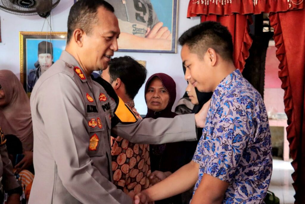 Kapolres Lumajang Beri Dukungan Moril dan Santunan Untuk Keluarga Korban Kecelakaan