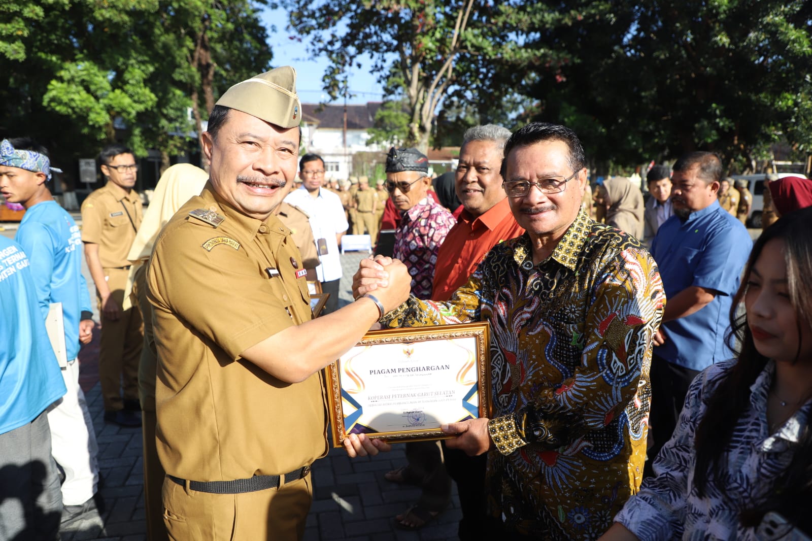 Penjabat Bupati Garut Serahkan Beragam Penghargaan di Apel Gabungan