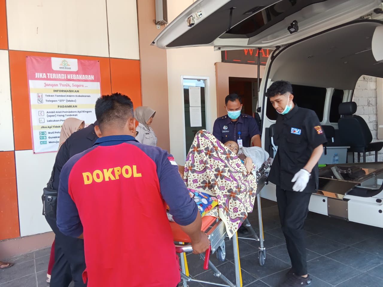 Ambulans Dokkes Polresta Cirebon Bantu Rujuk Warga Sidawangi ke RSUD Waled