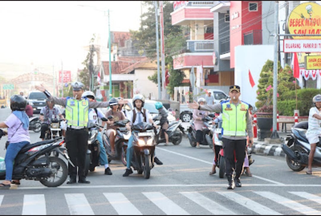 Warga Jepara Merasa Tenang dan Aman Saat Polisi Berikan Pelayanan Pengaturan Lalu-lintas di Pagi Hari