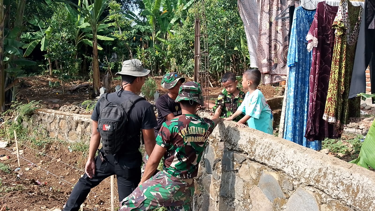 Kekompakan Tim Media Center Kodim 0620/Kabupaten Cirebon Dalam Melaksanakan Publikasi TMMD Ke -121