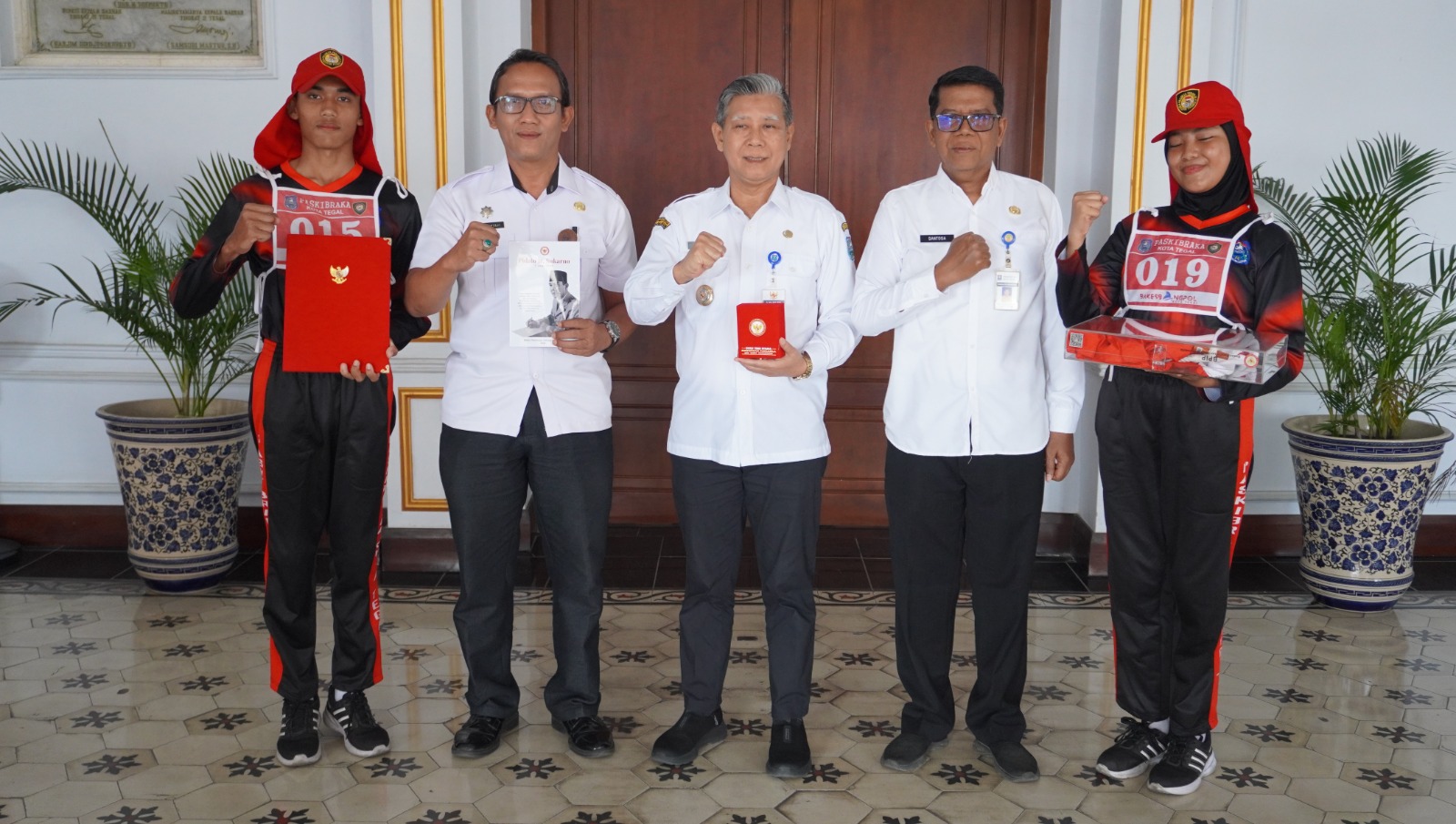 Pj. Wali Kota Tegal Terima Duplikat Bendera Pusaka, Dikibarkan Saat Upacara HUT Ke-79 RI 