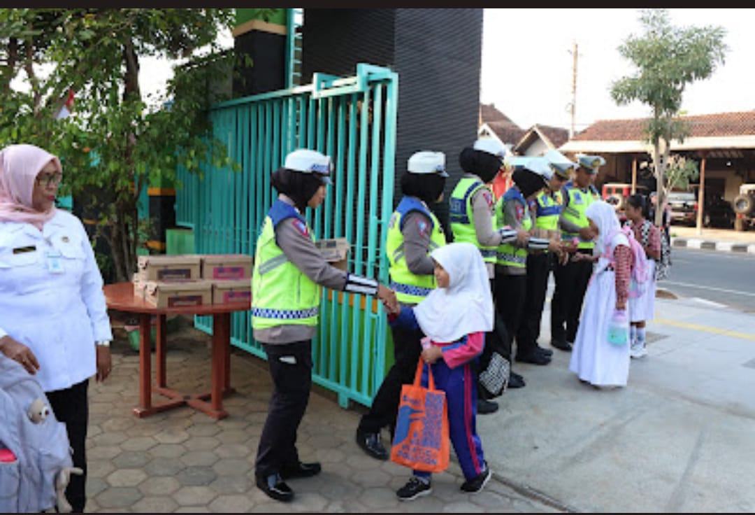 Atur Lalu Lintas Pagi, Polisi Bagi-Bagi Susu Gratis Untuk Anak Sekolah Di Jepara