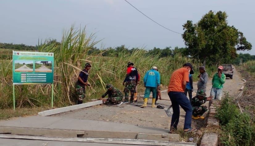 Satgas TMMD 121 Mojokerto, Mulai Garap Rabat Beton Jalan Lingkungan Dusun Bandung Wetan