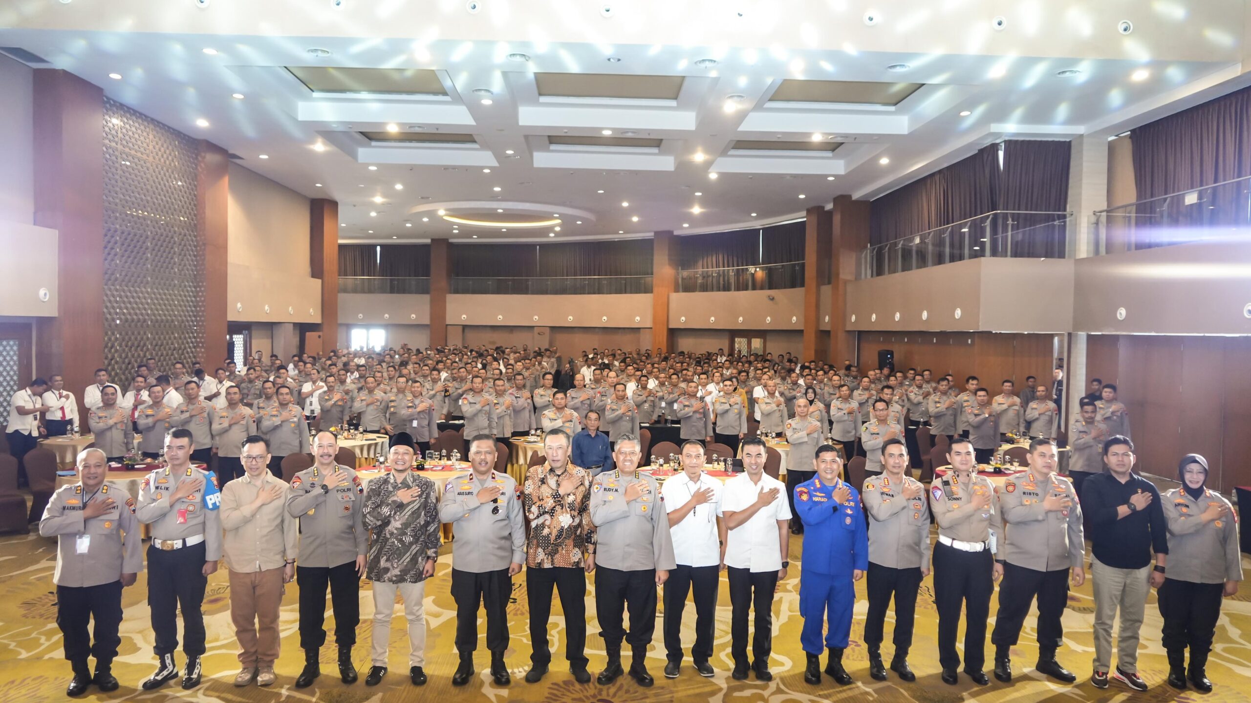 *Menggugah Semangat Pelayanan Melalui Rakor SPKT Polda Jateng* Polda Jateng-Kota Semarang | Untuk meningkatkan kualitas pelayanan masyarakat dan mendukung pengamanan Pilkada 2024, Polda Jateng menggelar Rakor Fungsi Teknis SPKT di Hotel MG Setos, Kamis (8/8/2024) pagi. Kegiatan ini dipimpin Waka Polda Jateng Brigjen Pol Agus Suryonugroho dan dihadiri oleh para PJU Polda Jateng, para Kapolres/tabes jajaran Rayon Semarang, serta para Wakapolres yang menyertakan Ka SPKT dan Ka Siwas dari seluruh polres jajaran. Dalam acara tersebut, turut di undang Ketua KPU Propinsi Jateng, Kadiv Penanganan Pelanggaran Bawaslu Jateng, dan Dosen Fakultas Hukum Undip Bp. Ari Nur Hari Susanto sebagai pemberi materi. Dengan tema “Penguatan Layanan Publik SPKT Polda Jateng Beserta Jajaran Guna Mendukung Pengamanan Pilkada TA. 2024”, acara ini juga diwarnai diskusi dan tanya jawab yang melibatkan seluruh peserta dan pemberi materi. Mewakili Kapolda Jateng Brigjen Pol Ribut Hari Wibowo, Waka Polda dalam sambutannya memberikan apresiasi kepada seluruh Ka SPKT dari seluruh Polres dan Polsek jajaran atas kinerja mereka yang telah memastikan Pemilu sebelumnya berjalan dengan baik dan lancar. “Saya ucapkan terima kasih dan apresiasi kepada rekan-rekan yang telah berperan dalam upaya menjaga marwah Kepolisian dalam memberikan rasa aman di tengah masyarakat,” ujarnya dengan penuh kebanggaan. Waka Polda menekankan pentingnya peran dan fungsi SPKT dalam proses penanganan perkara, terutama dalam mengedepankan transparansi dan profesionalitas dalam penerimaan laporan. “Utamakan transparansi dan profesionalitas dalam penerimaan laporan. Dengan demikian, kita dapat mencegah munculnya resistensi di kemudian hari,” jelasnya. Profesionalisme penerimaan laporan terlihat dari kemampuan petugas dalam memilah jenis laporan yang diterima, baik itu tindak pidana pemilu, tindak pidana umum, atau perkara perdata. Terkait penerimaan laporan dugaan pelanggaran Pilkada, harus melibatkan Bawaslu karena penanganan pelanggaran dan tindak pidana dalam Pilkada menggunakan Undang-undang Pemilu. “Ini harus dipahami oleh jajaran SPKT baik di tingkat Polres maupun Polsek,” pesan Brigjen Agus Suryonugroho. Meskipun proses demokrasi di wilayah Jateng saat ini dalam keadaan kondusif, Wakapolda menekankan agar seluruh anggota Polri tidak boleh lengah atau bersikap underestimated. Wakapolda juga mengingatkan para KSPKT untuk selalu menjaga netralitas dalam menjalankan tugasnya, terutama dalam proses penerimaan laporan. Netralitas ini adalah bagian dari upaya menjaga marwah Kepolisian Negara Republik Indonesia dalam memberikan rasa aman dan keadilan di tengah masyarakat. “Perhatikan asas equality before the law, semua orang sama kedudukannya di hadapan hukum. Siapapun yang datang memberikan laporan, harus kita layani dengan baik. Semua sama, tidak ada perbedaan dalam memberikan pelayanan,” tegasnya. Di akhir sambutan, dirinya meminta para peserta mengikuti diskusi dengan cermat sehingga memahami apa yang harus dan tidak boleh dilakukan. “Saya yakin Polda Jateng mampu mengawal proses demokrasi dalam Pilkada mendatang melalui segala persiapan yang dilakukan. Dengan menjalin kolaborasi, komunikasi, dan sinergitas, tentunya semua bisa berjalan dengan baik,” tandasnya. Kegiatan ini wujud komitmen Polda Jateng dalam melayani dan melindungi masyarakat. Dalam semangat kebersamaan dan kolaborasi, kita percaya bahwa upaya ini akan membawa manfaat besar bagi kemajuan demokrasi dan keamanan di Jawa Tengah. Mari kita bersama-sama menjaga dan merawat rasa aman serta keadilan demi masa depan yang lebih baik. Dengan semangat dan dedikasi, kita dapat mewujudkan Pilkada 2024 yang damai, aman, dan sukses. Edy Gores & Najib