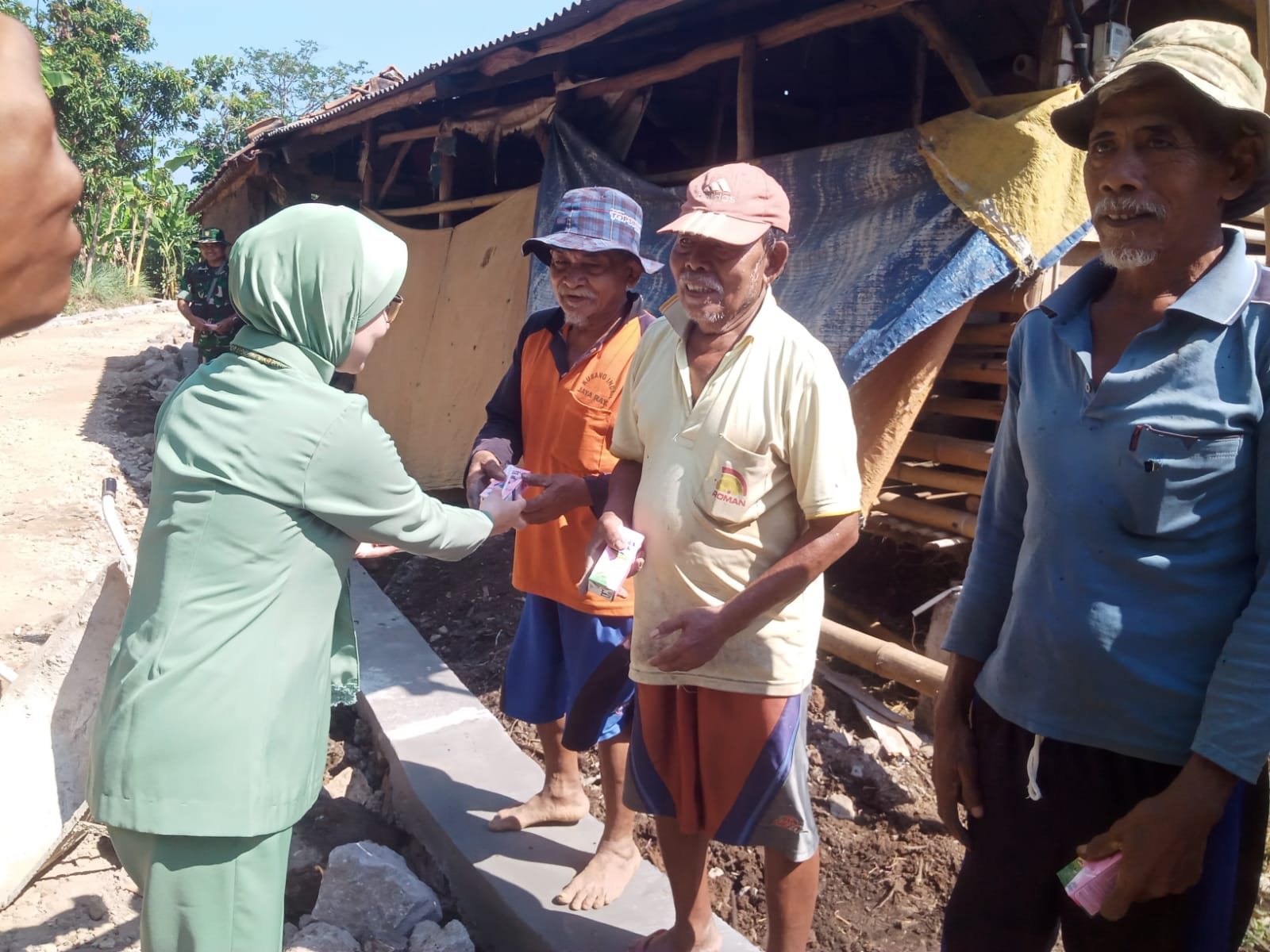 Beri Semangat, Para Ibu Persit Kunjungi Satgas TMMD