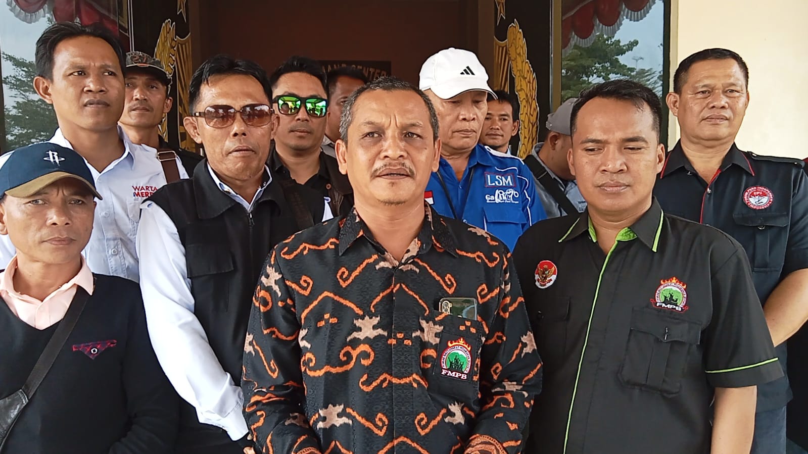 DPP FMPB Resmi Laporkan Bawaslu Pesawaran Atas Pengibaran Bendera Lusuh dan Sobek