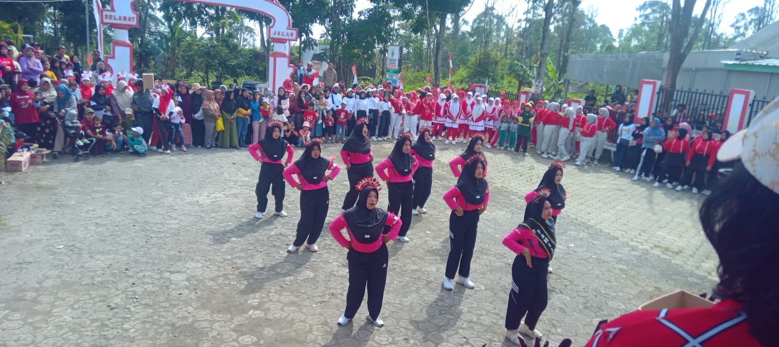 Antusias Warga Masyarakat Desa Penakir Mengikuti Acara Lomba Jalan Sehat dan Senam Kreasi Dalam Rangka Memeriahkan HUT RI Yang Ke.79