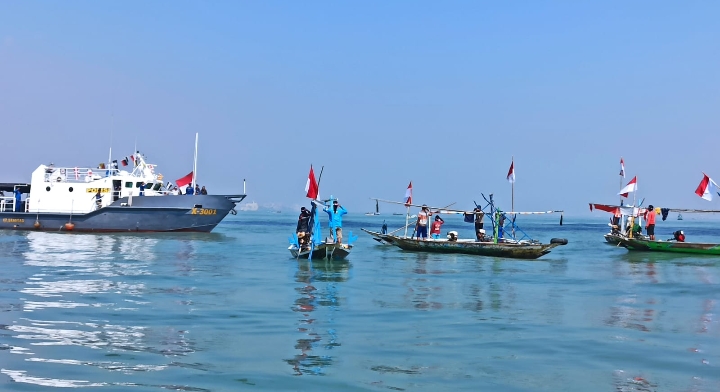 Ditpolairud Polda Jatim Bersama Nelayan Kibarkan Bendera Merah Putih di Selat Madura