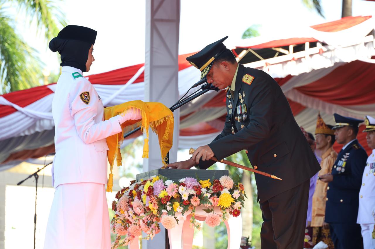 Danrem 045/Gaya Irup Penurunan Bendera Peringatan HUT RI ke -79 di Babel