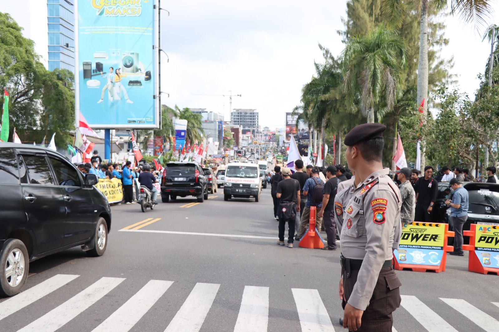 Ratusan Personel Polresta Pangkalpinang Amankan Aksi Kawal Putusan MK Di Titik Nol Kilometer Pangkalpinang