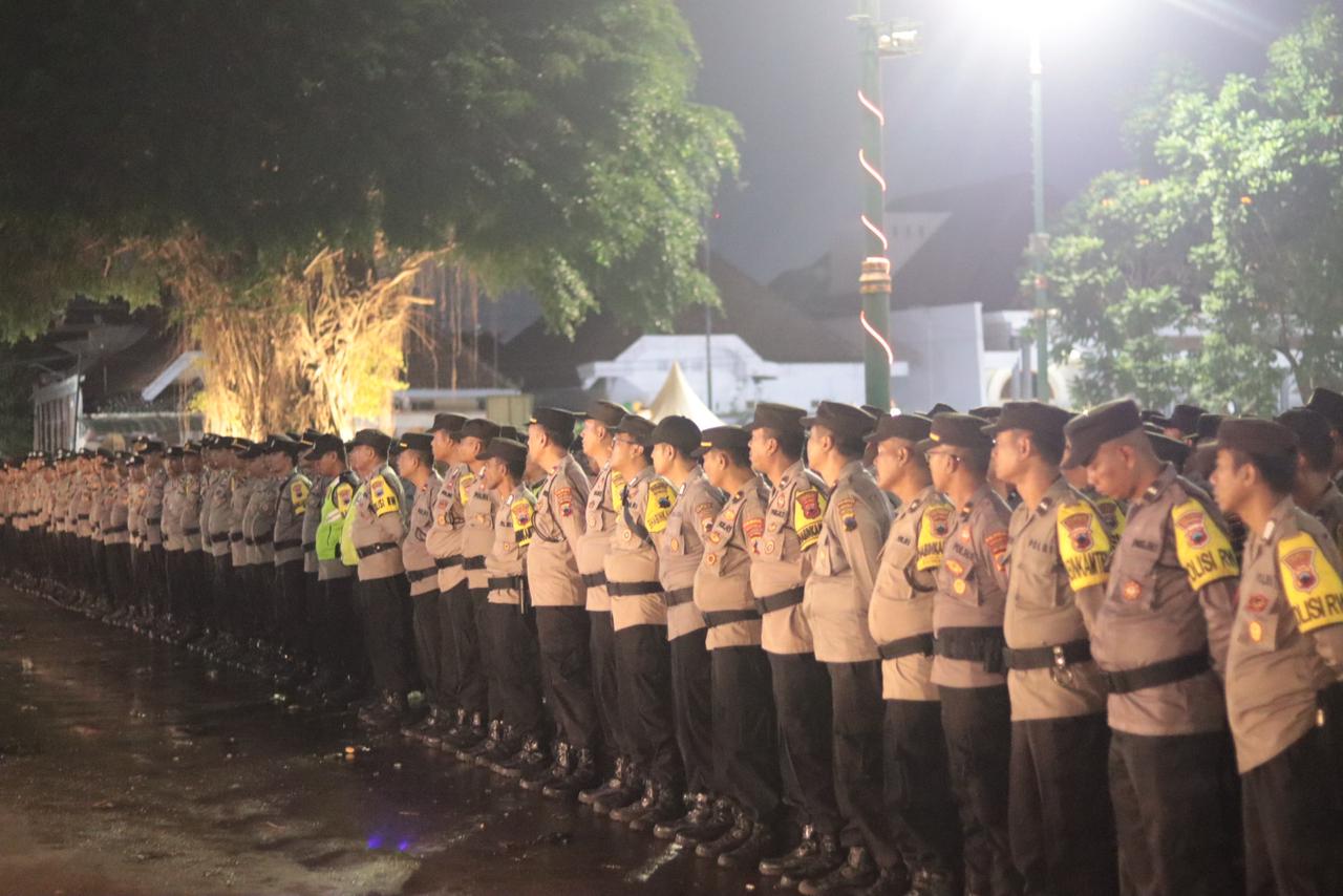 Polresta Banyumas Gunakan Water Canon Untuk Redam Aksi Unjuk Rasa Anarkis