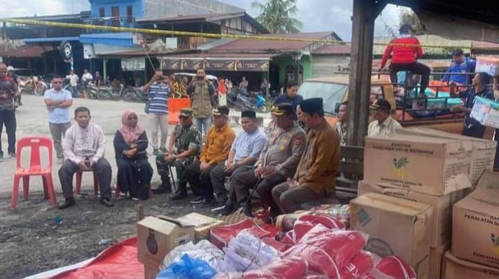 Pj. Bupati Aceh Singkil Serahkan Bantuan Masa Panik Untuk Korban Kebakaran di Desa Lipat Kajang Atas