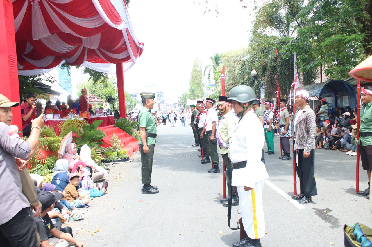 Prajurit Korem 045/Gaya Ikut Memeriahkan Karnaval dan Sepeda Hias HUT RI Ke-79