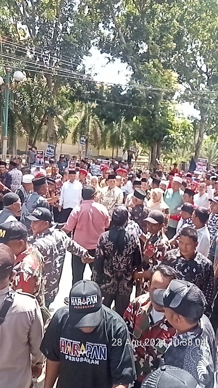 H. Hamsiruddin Siregar RCM,SH dan H. Purba Hasibuan      Daftar KeKPU, Ribuan Masyarakat Paluta Antarkan Balon Bupati Paluta H. Hamsiruddin Siregar dan H.Purba Hasibuan 