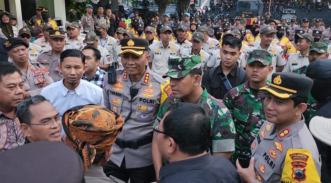 Ribuan Mahasiswa Turun Jalan Di Solo sampaikan tuntutan ke DPRD Solo, Polisi Dan Mahasiswa Bersama Wujudkan Demokrasi  bermartabat 