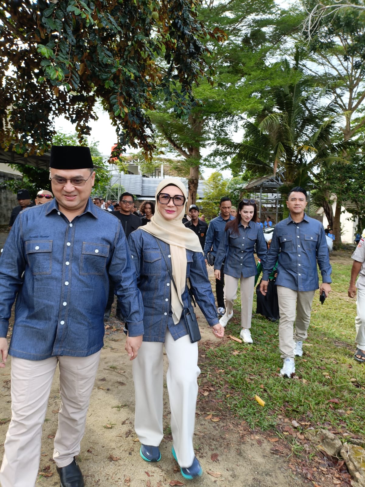 Erzaldi-Yuri Daftar Pilgub Babel: Merangkul Tradisi dan Berbagi Kasih, Pergi Ke KPU Naiki Vespa