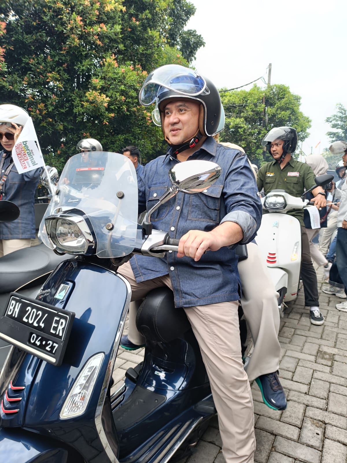 Erzaldi dan Yuri Kendarai Vespa ke KPU Babel, Perlihatkan Kedekatan dengan Masyarakat
