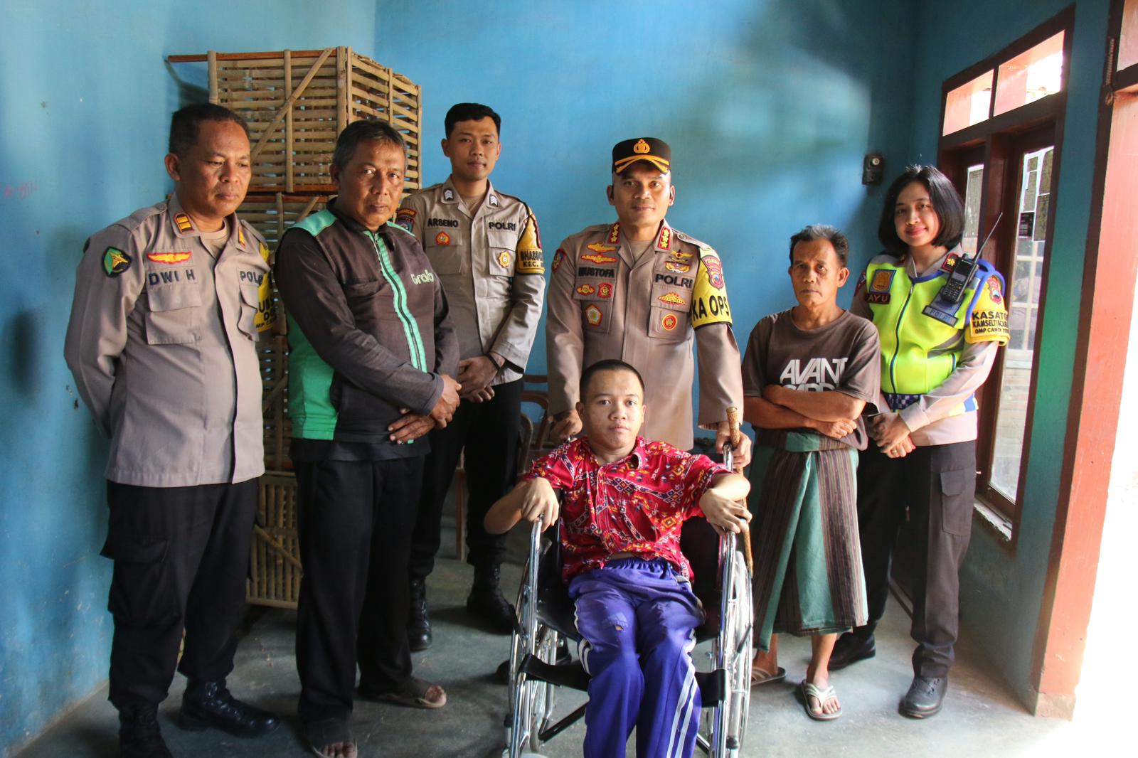 Kapolresta Magelang Peduli Kesehatan, Bantu Kursi Roda Penyandang Disabilitas