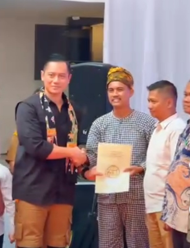 Warga Bekasi Sambut Positif Penyerahan Sertipikat Elektronik Kementerian ATR/BPN oleh AHY