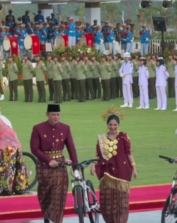 Menteri AHY dan Istri Dapat Hadiah Sebagai Busana Terbaik Di Peringatan HUT RI ke 79 IKN