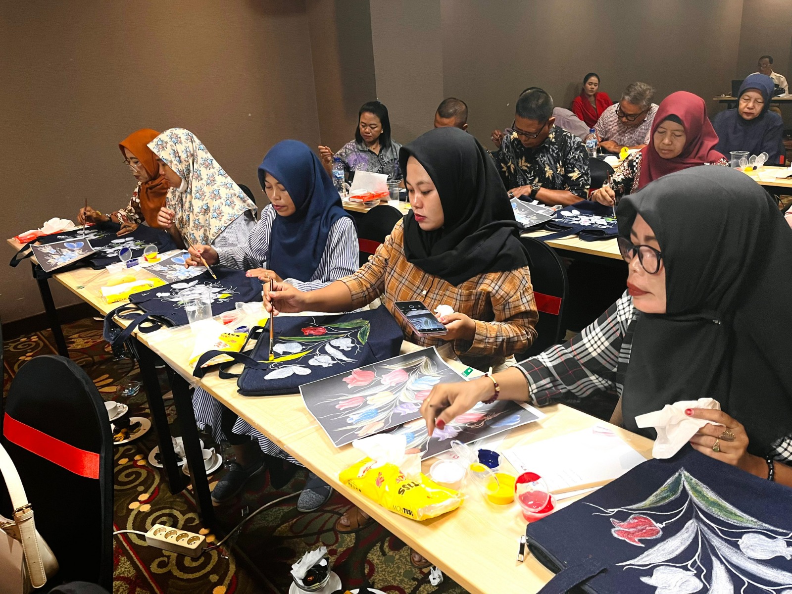 Diskop UKM Jatim Gelar Workshop Sinergitas Penguatan Usaha KUKM Pembuat Lukis Kain