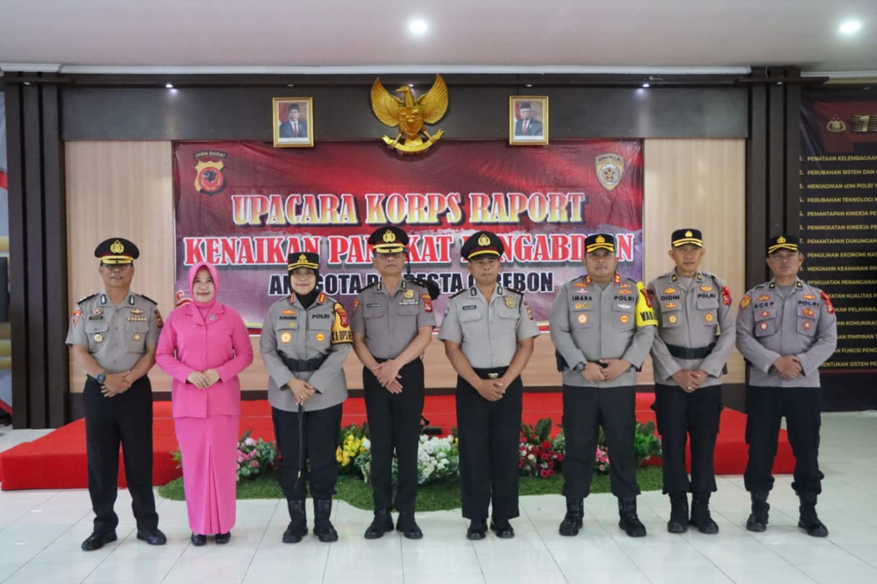 Tiga Personel Polresta Cirebon Mendapat Kenaikan Pangkat Pengabdian
