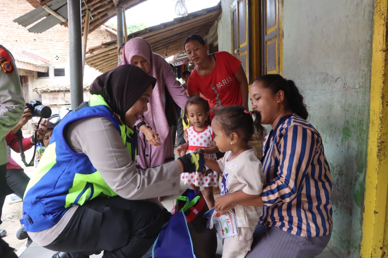 Kapolresta Cirebon Pimpin Patroli Roda Dua Berikan Bantuan kepada Anak Asuh Stunting