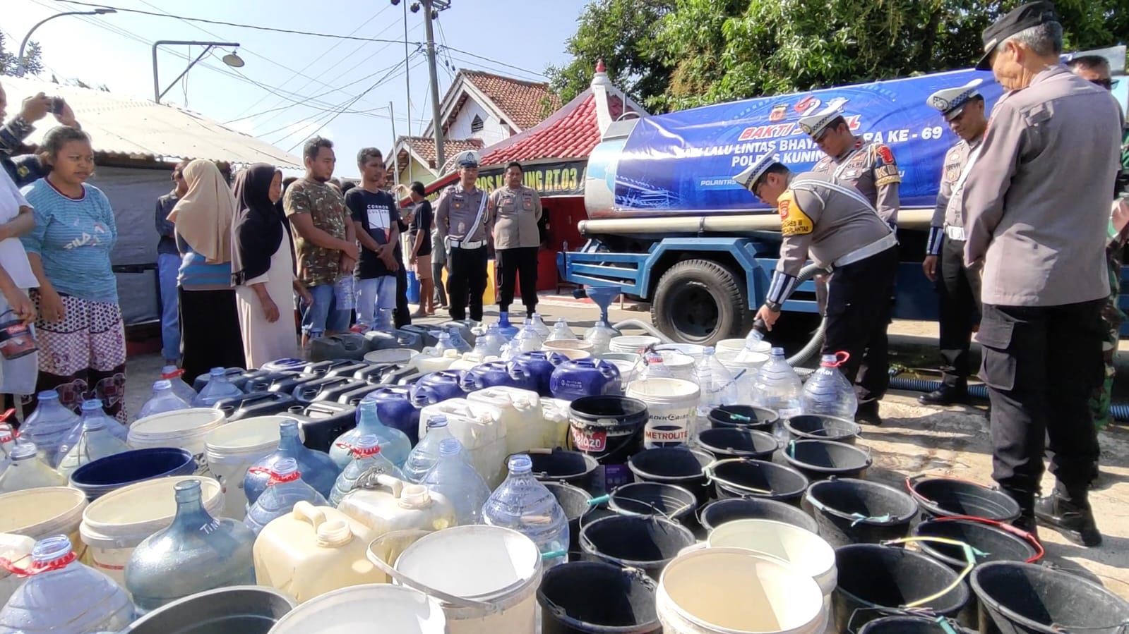 Satlantas Polres Kuningan Bantu Warga Desa Pakembangan dengan 8.000 Liter Air Bersih di Tengah Kekeringan