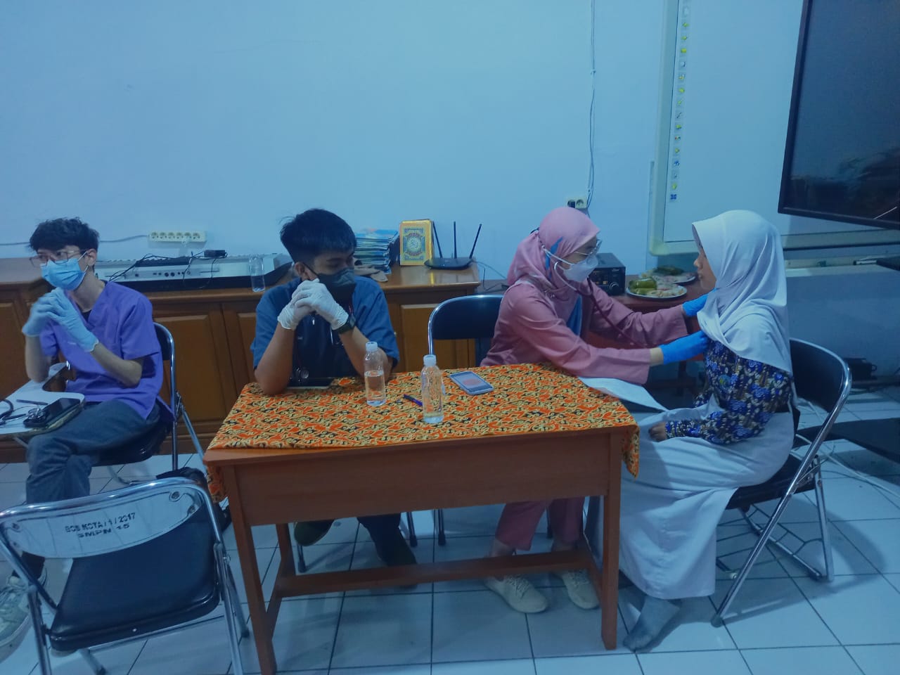 Pemeriksaan Kesehatan Dari Puskesmas Cangkol Scranning Kesehatan Fisik Kepada Siswa Siswi SMP N 15 Kota Cirebon