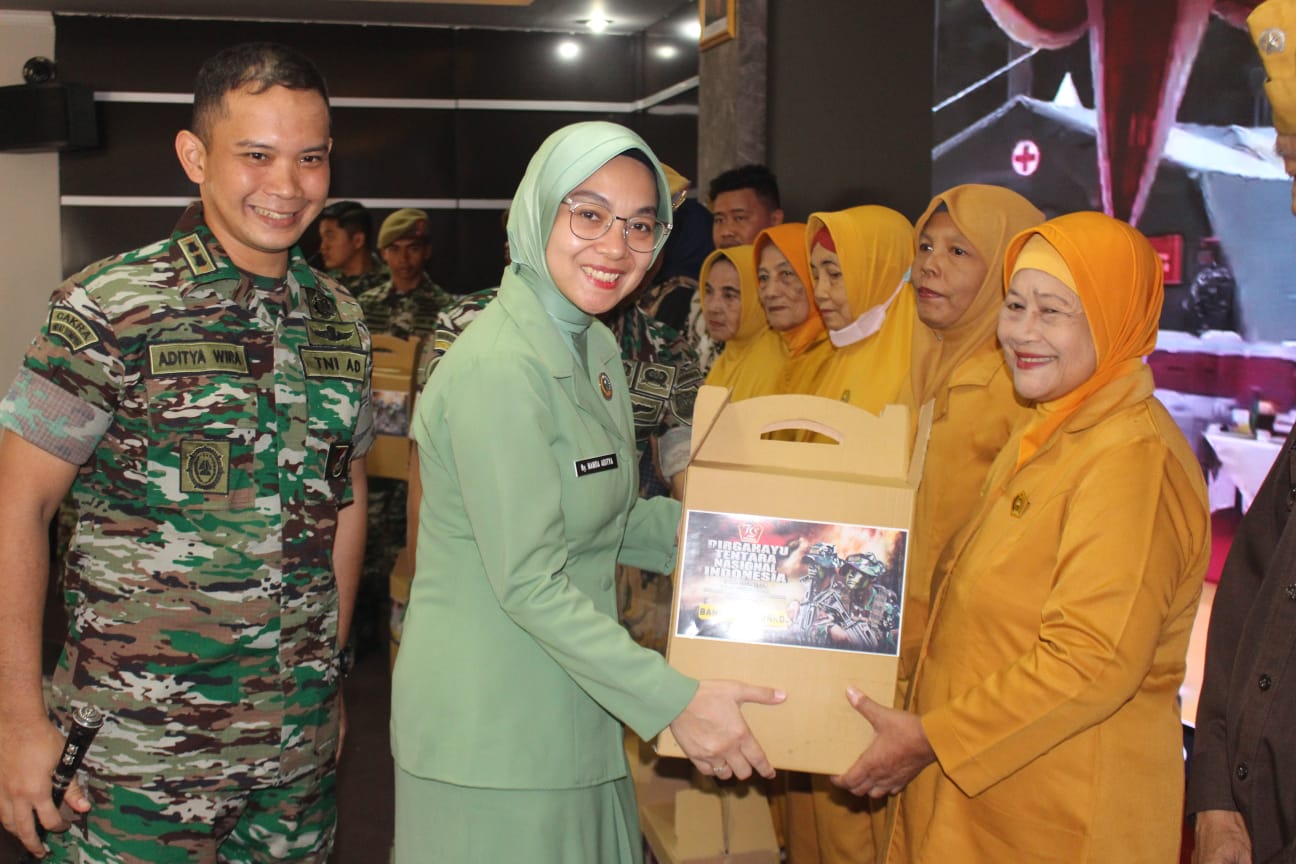 Persit KCK Cabang XXX Kodim 0620 / Kabupaten Cirebon Hadiri Acara Donor Darah dalam Rangka HUT TNI ke-79