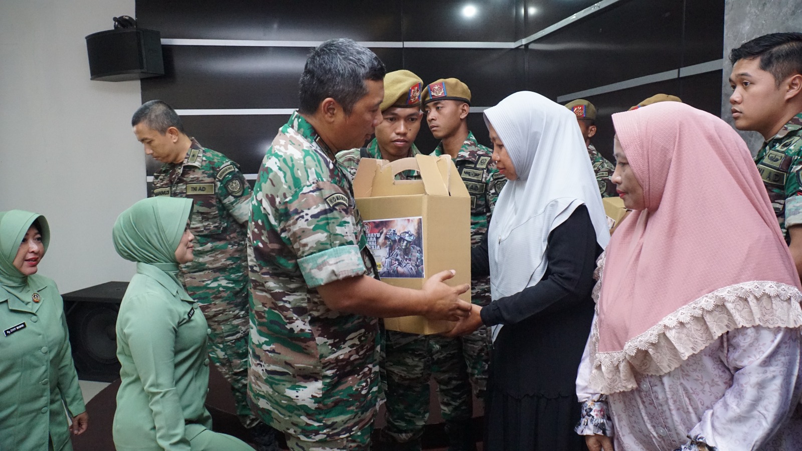 Danrem 063 / SGJ dan Ketua Persit KCK Korcab Korem 063 PD III Siliwangi Hadiri Bakti Kesehatan dalam Rangka HUT ke 79 TNI
