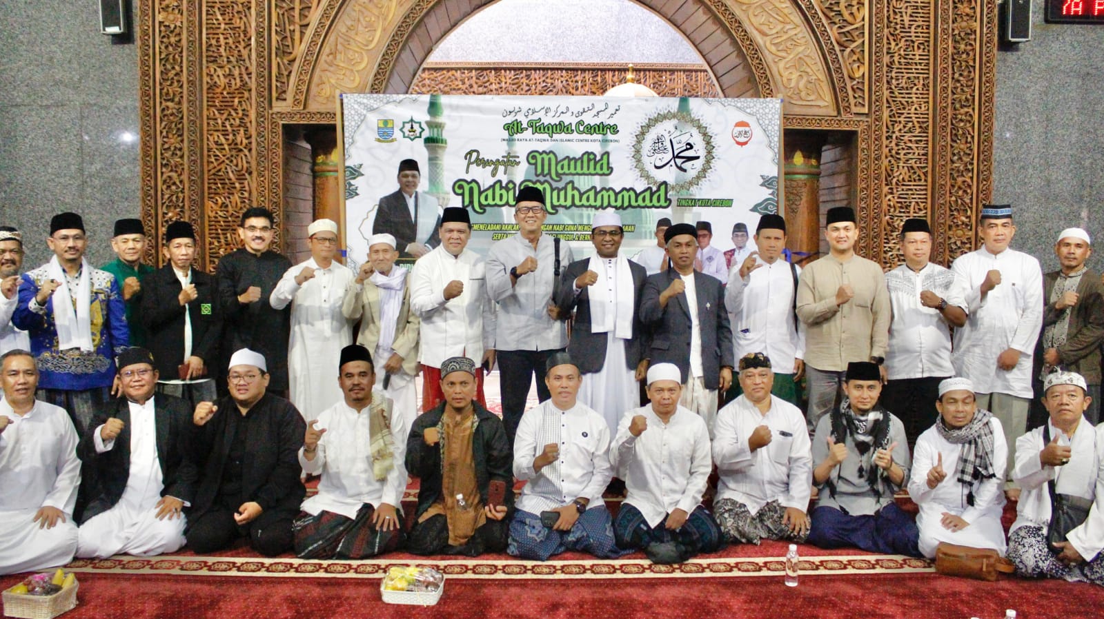 Subuh Berjamaah di Masjid Raya At-Taqwa, Pj Wali Kota Cirebon Serukan Pilkada Damai