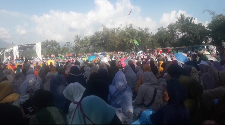 Ribuan Jamaah Hadiri Pengajian Jumat Keliling Ponpes An-najach di Lapangan Donorejo